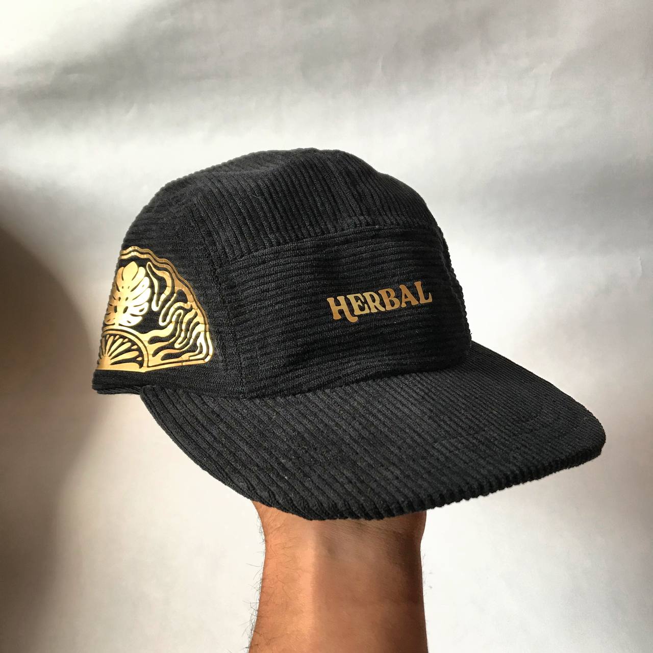 Gorra Five Panels Negra con Dorado