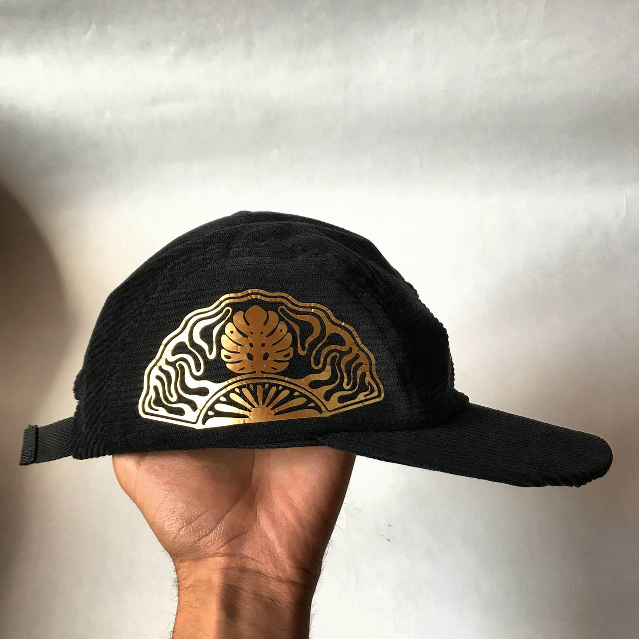 Gorra Five Panels Negra con Dorado