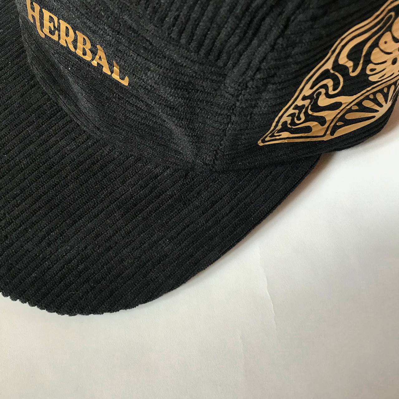 Gorra Five Panels Negra con Dorado